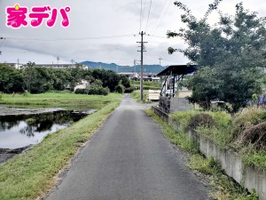 外観 静かな住宅街で車通りも比較的少なく、毎日の車の出し入れもスムーズ。駐車や切り返しもしやすく、ゆとりを持って運転できるので、毎日快適にお使いいただけます。