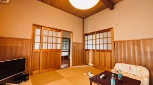 居間 温かみのあるナチュラルテイストのDKで、木目の風合いを活かしたやさしい色合いが室内全体を明るく見せてくれます。幅広いインテリアになじみやすく、自分らしいリビングづくりを楽しめます!