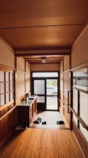 玄関 玄関はご家族やお客様を迎える住まいの顔です。毎日の「いってきます」と「ただいま」を気持ちよく迎えてくれる、すっきりとした空間です。住まいの第一印象を大切にした、落ち着きのある玄関です。