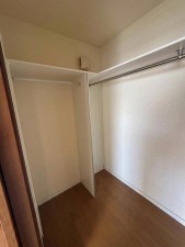 その他画像 ウォークインクローゼットは、洋服やバッグ、帽子などをまとめて収納できる大容量の収納スペースです!衣類をすっきり整理できるため、お部屋全体を広く使いやすく、日常の片付けもスムーズに行えます。