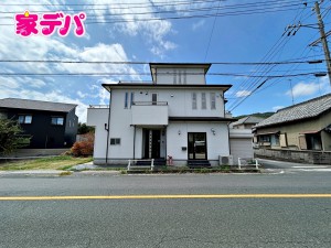 外観 前面道路は公道で、幅員約9.8mのゆとりある広さがあります。車同士のすれ違いや駐車時の切り返しもスムーズに行え、毎日の駐車やお出かけもらくらく。