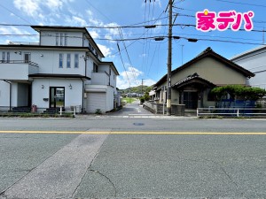 外観 前面道路は幅員約5mとゆとりがあり、車の出し入れや駐車もスムーズに行えます。見通しも良く、毎日のお出かけやお買い物も快適。運転が苦手な方でも落ち着いて車を扱いやすく、安心して暮らせる住環境です。