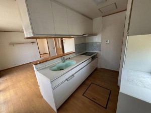 キッチン 小さなお子様にも目が届きやすい対面式で、安心して家事ができます。リビングとのつながりも感じられ、会話を楽しみながらお料理ができるなど、毎日の家事時間をより快適にしてくれる使い勝手の良いキッチンです。