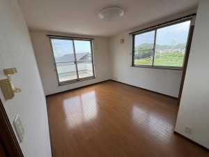 その他画像 南向きならではの恵まれた採光と通風で、日中は明るい光がしっかりと差し込むお部屋です。風通しも良く、室内にいながらも開放感を感じられるため、毎日の暮らしを心地よく過ごしていただけます!