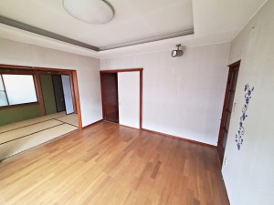 居間 【1階】洋室8帖