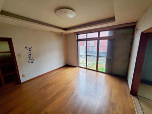 居間 【1階】洋室8帖(南側)