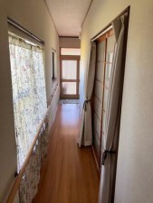 内装 玄関を開けたときにリビングや居室の奥まで直接見通されないため、来客時や配達員対応の際にプライバシーを守れます。