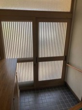 玄関 玄関はご家族やお客様を迎える住まいの顔です。毎日の「いってきます」と「ただいま」を気持ちよく迎えてくれる、すっきりとした空間です。住まいの第一印象を大切にした、落ち着きのある玄関です。