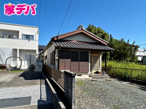 外観 南側、向かいの土地付き。現地や周辺環境もあわせてご確認いただけます。現地ご案内いたします。お気軽にお問い合わせください。実際の陽当たりや前面道路、周辺の環境などもぜひ現地でご確認ください。
