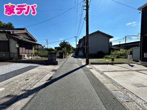 外観 静かな住宅街で車通りも比較的少なく、毎日の車の出し入れもスムーズ。駐車や切り返しもしやすく、ゆとりを持って運転できるので、毎日快適にお使いいただけます。