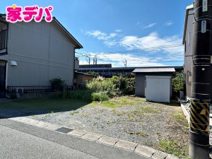 外観 道路向かいの南側の土地。駐車場や倉庫設置、趣味のスペースとしても活用できます!
