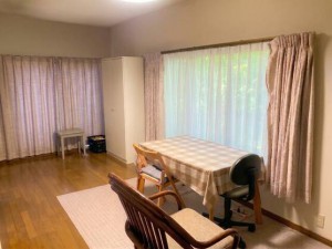 居間 ソファやダイニングセットを配置してもゆとりあるレイアウトが可能です。大きな窓からたっぷりの陽光が差し込み、明るいリビングでご家族それぞれが思い思いの時間を過ごせます。