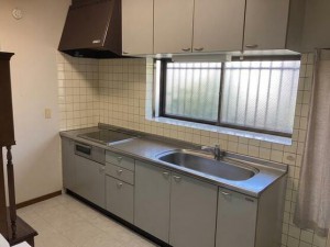キッチン ご家族2~3人でも並んで作業しやすい広めの空間設計となっています。調理や準備もゆとりを持って行え、家族で一緒にキッチンに立つ時間も楽しめる、コミュニケーションの取りやすいキッチンスペースです。