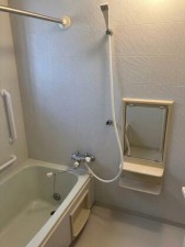 風呂 足をしっかり伸ばして入浴できる快適な浴室で、ゆったりとリラクゼーション時間をお過ごしいただけます。広さにゆとりがあるため圧迫感が少なく、毎日の入浴で一日の疲れをリフレッシュできます。