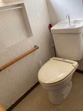 その他画像 窓が設けられており、自然の風や日差しを取り入れやすいトイレです。換気性にも配慮されており、明るさとともに圧迫感を軽減し、日常的に気持ちよくお使いいただける空間となっています。