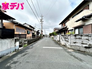 外観 前面道路はゆとりの約6m!車通りも比較的少なく、落ち着いた住環境が魅力です。