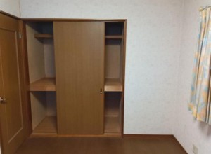 内装 しっかりとした収納力のあるクローゼットで、衣類や季節物、日用品などをまとめて整理できます。収納スペースがしっかり確保されているため、室内をすっきりと使いやすく、家具配置もしやすいです。
