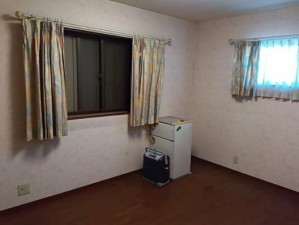 子供部屋 2面採光で、晴れの日の日中は自然光がしっかりと差し込み、明るく心地よい室内です。窓を開ければ風通しも良く、気持ちの良い風が入り込むため、日々の生活に快適さを感じられるお部屋です!