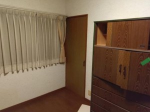 その他画像 腰窓を採用した洋室で、家具やデスクの配置がしやすくレイアウトの自由度が高いのが特徴です。子供部屋や書斎としても使いやすく、日差しを取り込みながら快適にお過ごしいただけます!