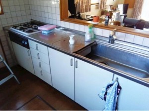キッチン ご家族2~3人でも並んで作業しやすい広めの空間設計となっています。調理や準備もゆとりを持って行え、家族で一緒にキッチンに立つ時間も楽しめる、コミュニケーションの取りやすいキッチンスペースです。