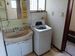 その他画像 洗髪・洗面・化粧など幅広い用途に対応できる機能と、収納スペースを一体化した洗面台です。