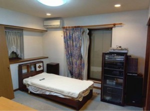 寝室 寝室には大きな収納スペースが備わっており、衣類や荷物をしっかり整理できるため、室内を広くすっきりと使えるのが特徴です。