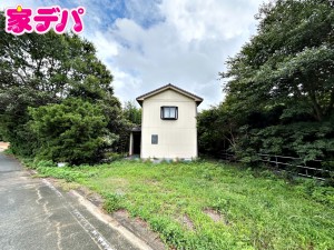 その他画像 広々3台以上駐車可能なカースペースを確保!ご家族それぞれがお車をお持ちの場合はもちろん、お友達やご親族が遊びに来た際にも困りません。来客時にも安心してお迎えできる、ゆとりのある駐車スペースです。