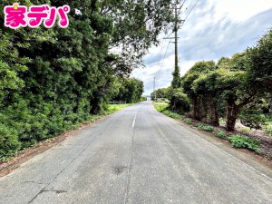 外観 前面約7.4m幅の道路に面しており、車の通行や駐車もゆとりを持って行える広さです。毎日のお出かけやお買い物の際もスムーズで、運転が苦手な方でも安心して車の出し入れができます。
