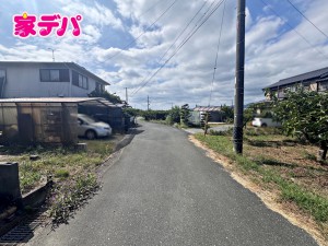 外観 前面道路は見通しが良く、車の移動や駐車もスムーズに行えます。毎日の通勤やお買い物などのお出かけも快適で、ゆとりを持って車を出し入れできるのが魅力。運転が苦手な方でも安心してお使いいただけます。