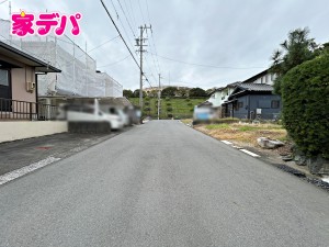 外観 前面道路は見通しが良く、車の移動や駐車もスムーズに行えます。毎日の通勤やお買い物などのお出かけも快適で、ゆとりを持って車を出し入れできるのが魅力。