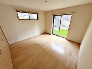 寝室 【洋室8帖】 寝室には大きな収納スペースが備わっており、衣類や荷物をしっかり整理できるため、室内を広くすっきりと使えるのが特徴です。