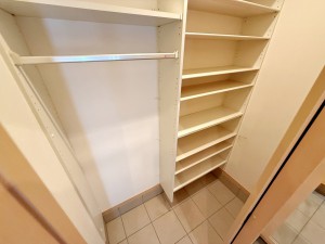 内装 【SIC】 シューズインクロークは靴のまま出入りできる動線が確保されており、帰宅後すぐに靴や荷物を収納できます。ベビーカーやアウトドア用品などもそのまま収納でき、玄関まわりを通らずに片付けができます。