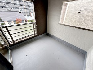 その他画像 【バルコニー】 屋根付きのインナータイプのバルコニーなので、急な雨でも洗濯物が濡れにくく安心です。毎日の家事をサポートしてくれる使い勝手の良いスペースです。バルコニーは2、3階に2面ずつあります。