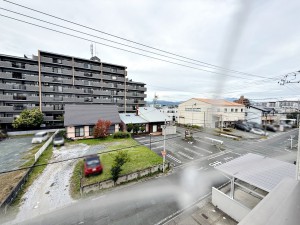 その他画像 バルコニーからは閑静な街並みを望むことができ、外の空気を感じながら過ごせるスペースです。日常の中で外の景色を眺めることで気分転換もしやすく、ほどよい開放感も感じられます。