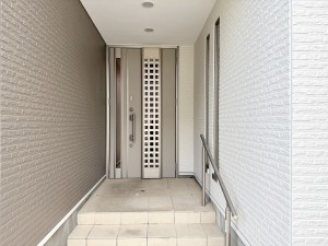 玄関 【玄関】 雨の日でも出入りの際に濡れにくい玄関ポーチです。玄関前で傘を開いたり閉じたりしやすく、荷物が多い日でも落ち着いて出入りできます。毎日の暮らしを快適にしてくれる、うれしいポイントです。