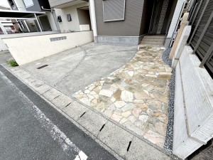 その他画像 駐車場は2台分を確保し、並列で駐車できます。車同士の入れ替えが不要なので、毎日の車の出し入れもスムーズ。駐車しやすく、お車をよく利用する方にも使い勝手の良い駐車スペースです。