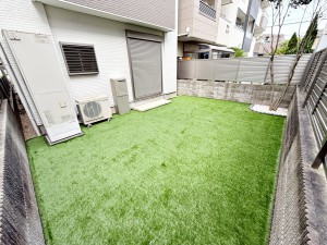 外観 人工芝付きの庭は、ガーデニングやバーベキュー、お子様の遊び場など多目的に活用できます。見た目も美しく、お手入れの負担も抑えられるため、毎日気持ちよく過ごせる開放感あふれるスペースです。