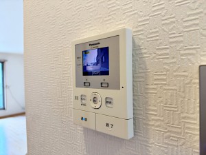 その他画像 【TVモニター付きインターホン】 留守中の訪問者も映像で確認できるため、帰宅後に来客状況を把握しやすくなります。録画機能があり不在時の来訪記録も残るので、安心して外出しやすくなります。