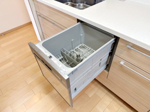 その他画像 【食器洗浄乾燥機】 高温での洗浄により、手洗いでは落としにくい油汚れや細かな汚れも落としやすく、衛生的に管理できます。まとめ洗いができるため、洗い物の回数を減らしながら効率よく片付けが進められます。