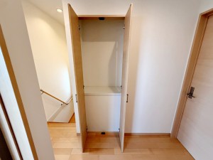 その他画像 2階廊下にある収納で、共用の荷物や日用品、季節用品などをまとめて管理できるため、各部屋に物が分散しにくくなります。必要な物を一か所に集約できるため、探す手間を減らしながら出し入れもしやすくなります。