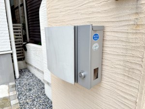 外観 ポストはダイヤルロック式なので、郵便物の盗難や個人情報の抜き取りを防ぎ安心です。鍵を無くす心配がなく、外出時に鍵を持たず手ぶらで取り出せます。