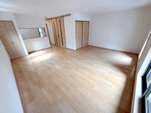 居間 ご家族がゆっくり過ごせる広さで、ソファやダイニングを配置しても圧迫感が出にくく、のびのびとした空間で団らんの時間を過ごせます。家具のレイアウトもしやすく、生活スタイルに合わせた使い方ができます!