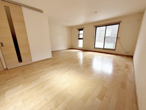 居間 大きな窓のあるリビングは、たっぷりの陽光が差し込みます。ご家族が自然と集まり、ゆったり楽しめる住まいの中心となる空間です。それぞれが思い思いの時間を快適に過ごせます!