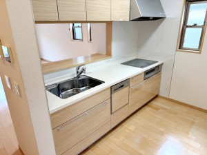 キッチン 人気の対面キッチンは、料理をしながらリビングにいるご家族や来客との会話を楽しめるのが特徴です。作業中でも視線が届きやすく、コミュニケーションを取りながら家事ができる使い勝手の良いキッチンです。