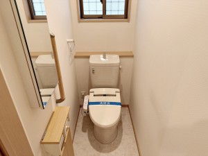その他画像 【トイレ】(リフォーム済) 1階・2階ともにシャワー機能付きトイレを設置しています。小窓付きのため換気もしやすく、空気の入れ替えがスムーズに行えるのもポイント。