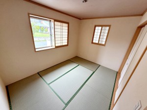 その他画像 【和室6帖】(畳表替え済) 玄関から直接アクセスできる和室で、来客時にもスムーズにご案内できます。