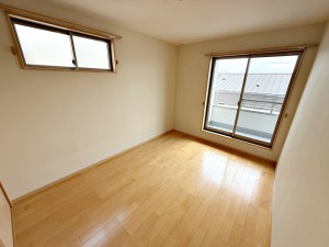 その他画像 【北側洋室6帖】 2面採光で、晴れの日の日中は自然光がしっかりと差し込み、明るく心地よい室内です。窓を開ければ風通しも良く、気持ちの良い風が入り込むため、日々の生活に快適さを感じられるお部屋です!