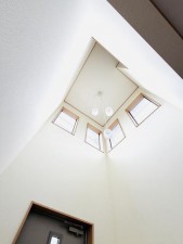 内装 高い天井による開放感に加え、自然光をたっぷり取り込めるため、日中も明るい玄関です。