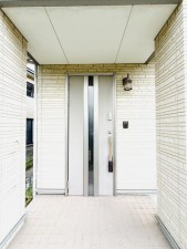 玄関 雨の日でも出入りの際に濡れにくい玄関ポーチです。玄関前で傘を開いたり閉じたりしやすく、荷物が多い日でも落ち着いて出入りできます。毎日の暮らしを快適にしてくれる、うれしいポイントです。
