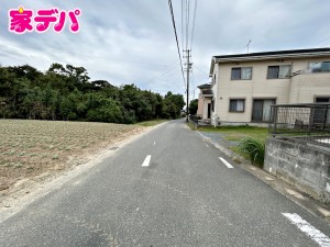外観 前面道路:西側6.3m前面道路は車通りが少なく、落ち着いた住環境が魅力です。お子様も安心して過ごしやすく、車の出入りや歩行もしやすい環境です。